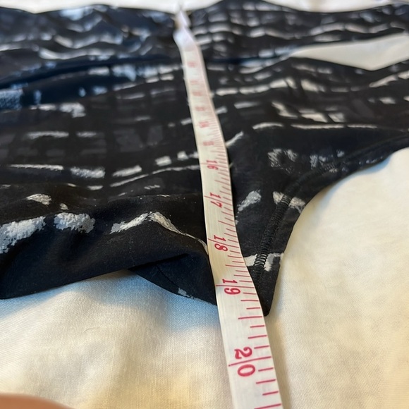 Lucy Activewear Sleeveless V Neck Top - Picture 8 of 10